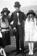 Huguette Clark (right), with her father, Senator William A. Clark and sister Andrée (left). Photo: Montana Historical Society via Wikimedia. 